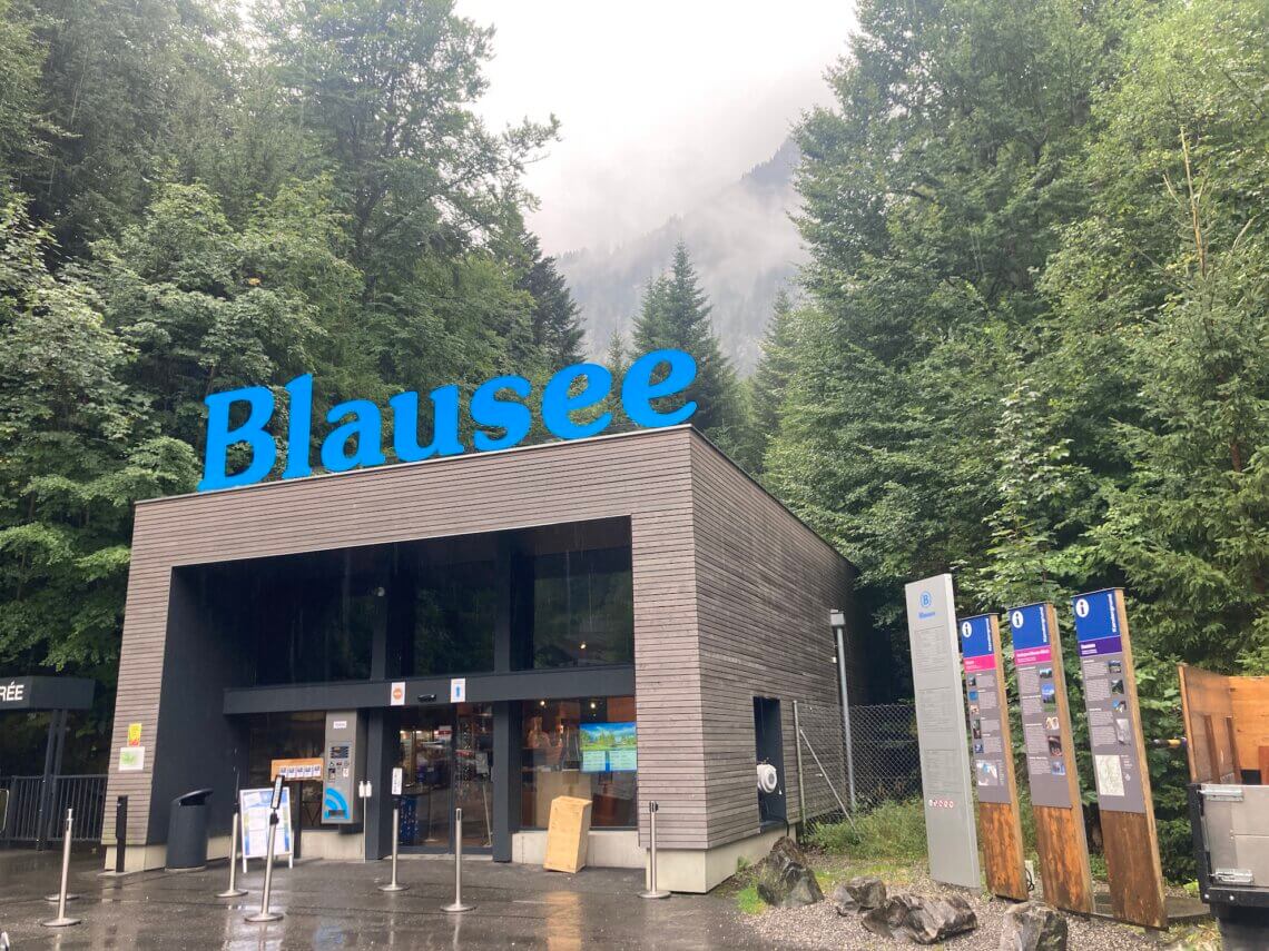 De Blausee bij Kandersteg in Zwitserland is een leuk uitje met kinderen.