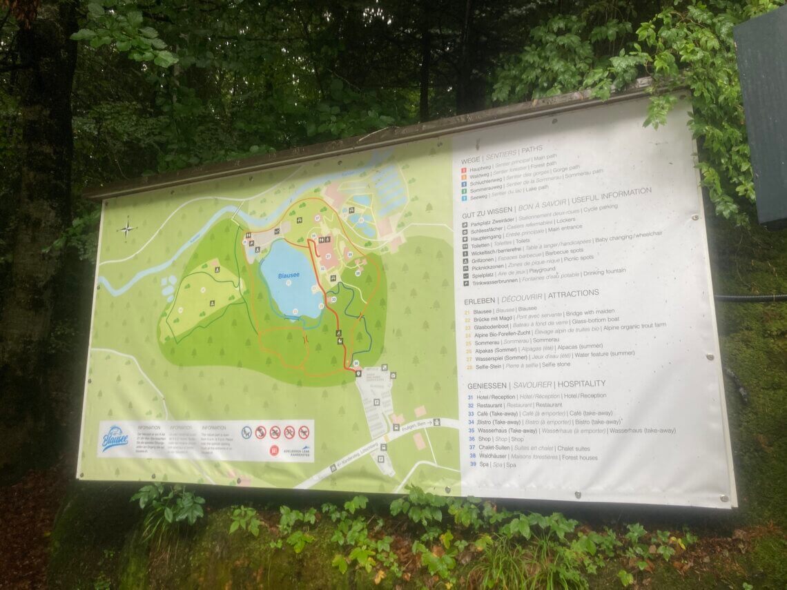 Bij de Blausee bij Kandersteg lopen verschillende wandelpaden naar het meer.