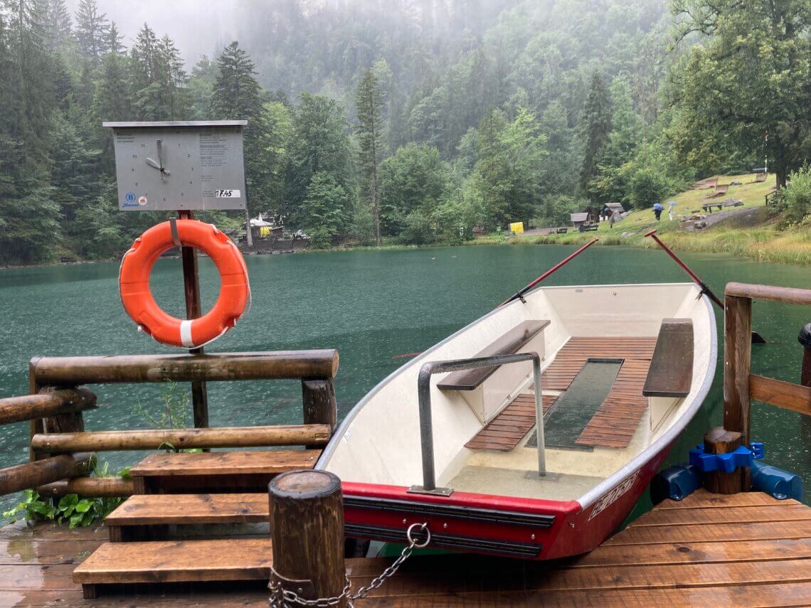 Je mag gratis een vaartocht maken in deze roeiboot met glasbodem.