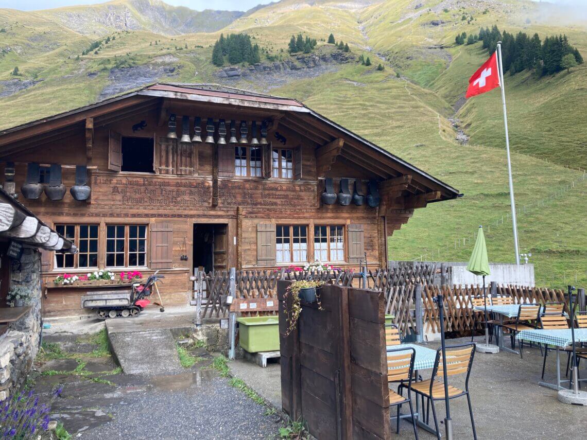 Bj het bergstation van de Allmenalp is een gezellig restaurant met prachtig uitzicht.