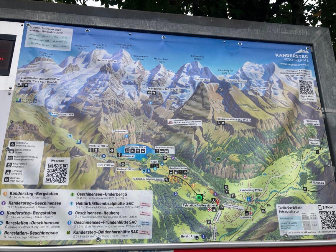 Bij het bergstation staat dit grote bord met alle wandelingen bij de Oechinenesee.