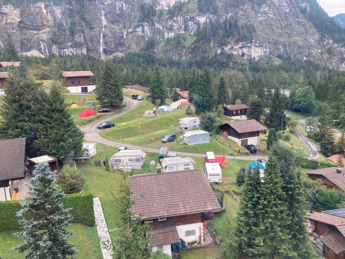 Vanaf de gondel zien we de camping liggen.