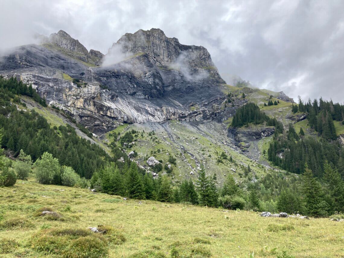 We zien op wandelpad nr. 5 ook het bergpad nr. 8 gaan, deze gaat bovenlangs.