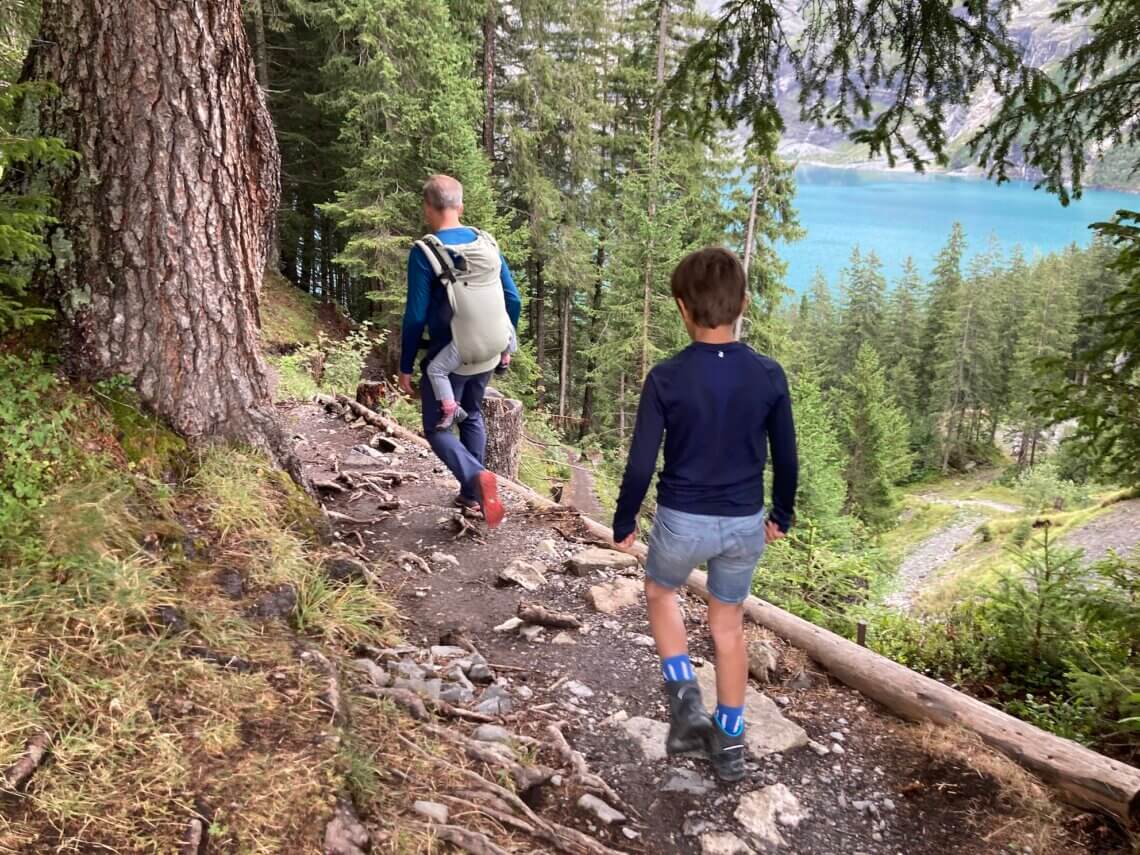 Een mooi smal paadje loopt door het bos richting het meer.