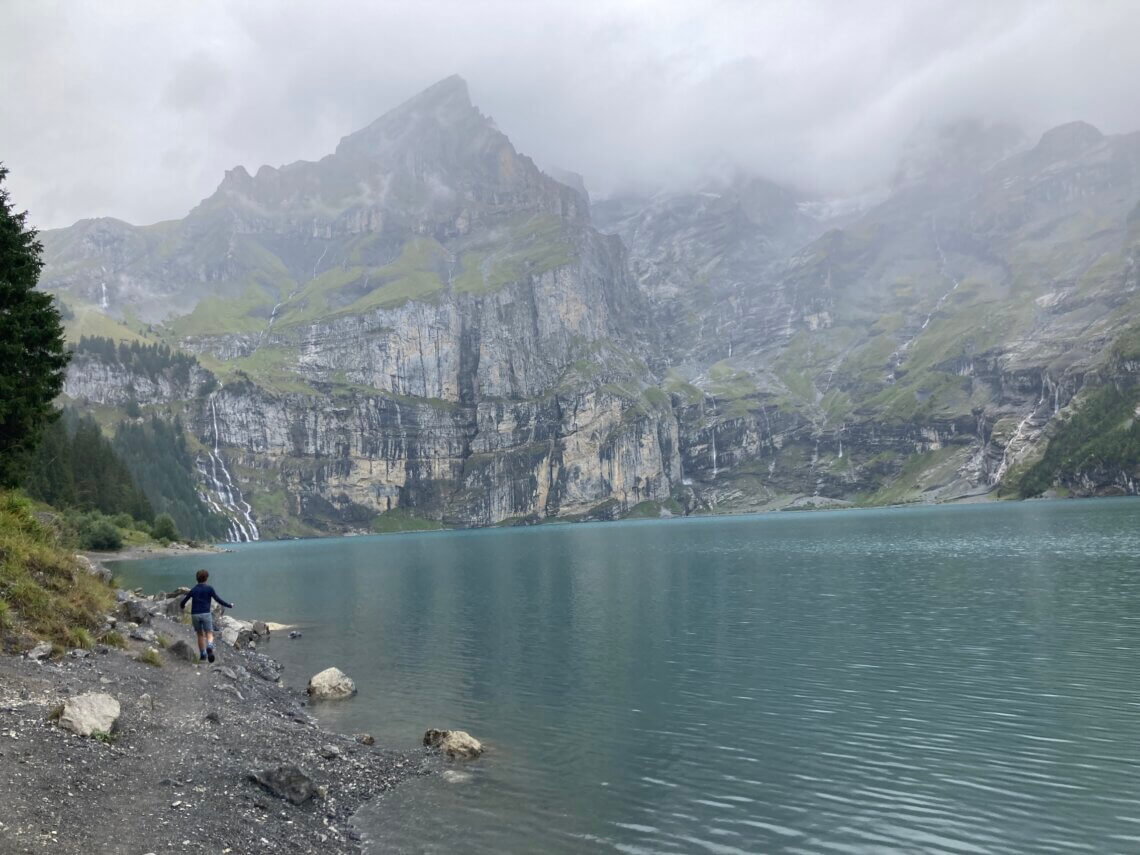 De Oechinensee is een prachtig bergmeer in Kandersteg in Zwitserland.