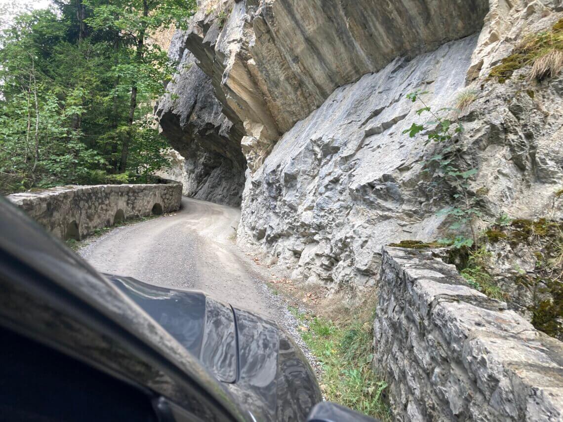 De tolweg naar het Gasterntal is al spectaculair.