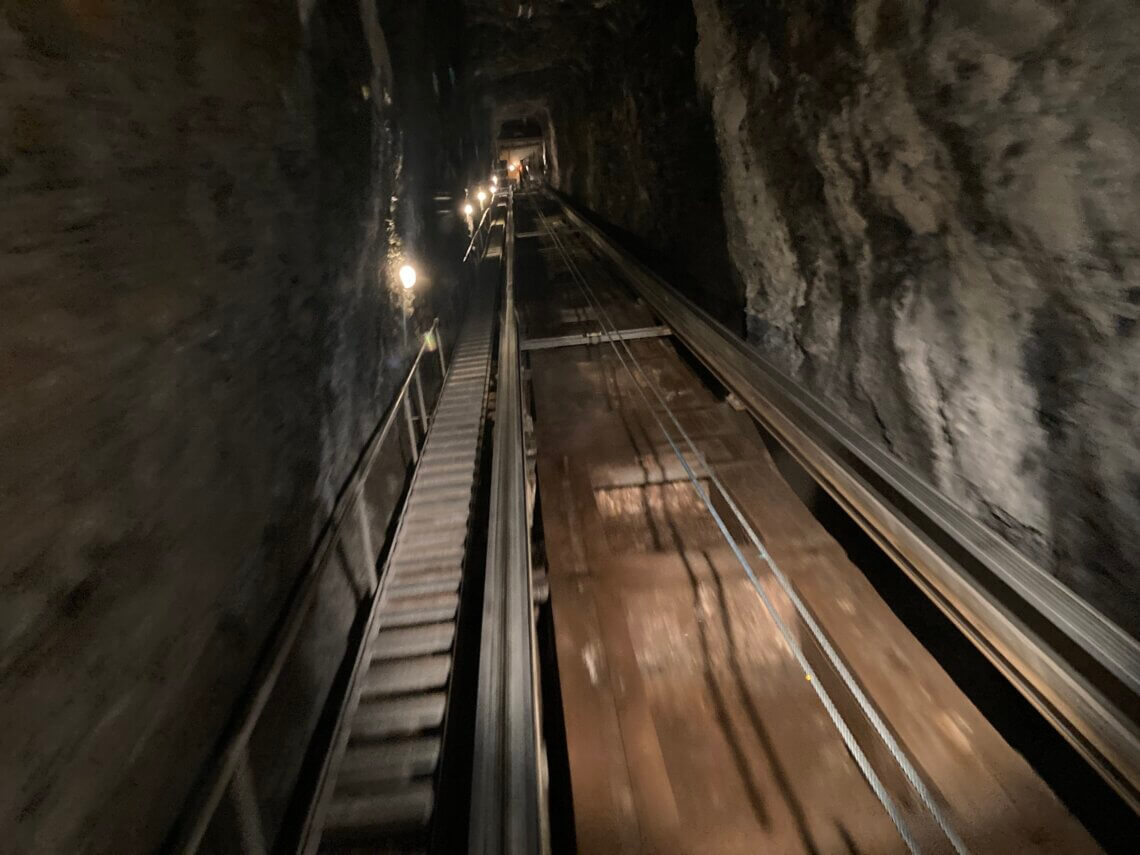 De ondergrondse lift die ons een stuk omhoog brengt in de Trümmelbachfälle.