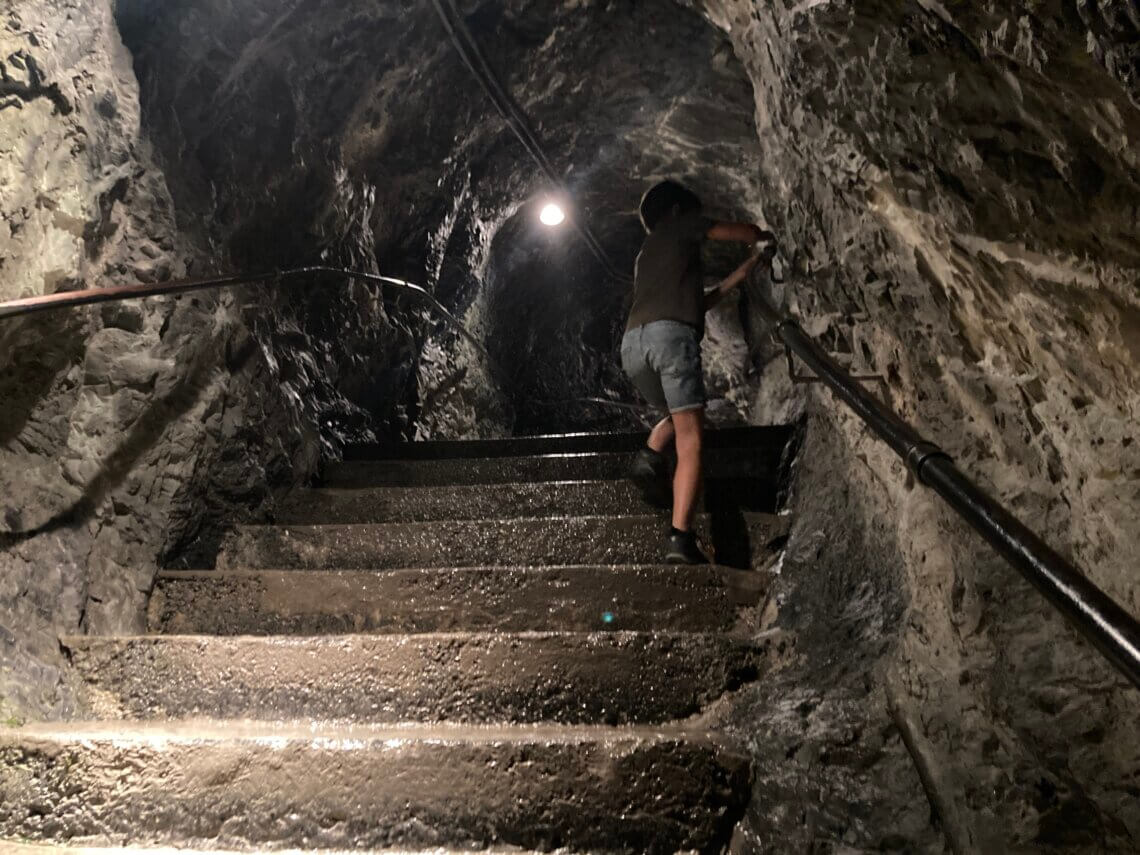 Via trappen klimmen we helemaal tot het hoogste punt. 
