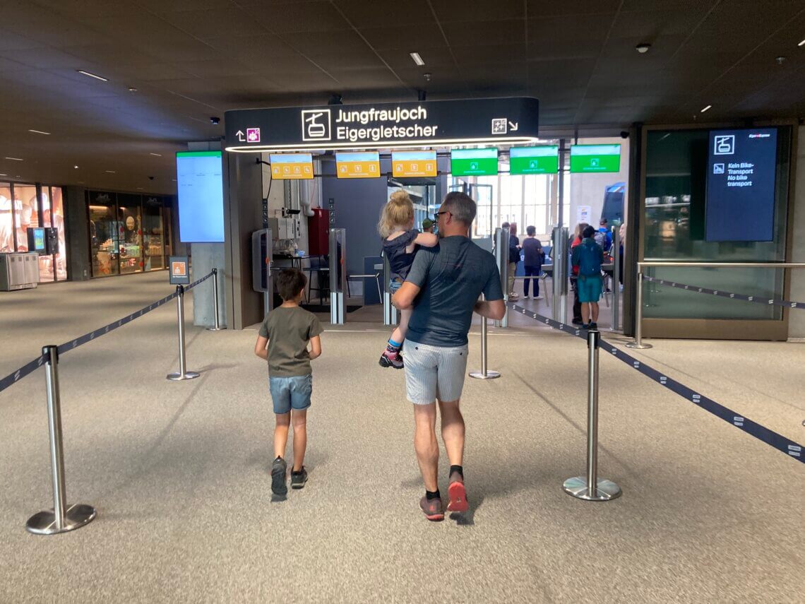 In de Grindelwald terminal namen de de Eigerexpress voor ons bezoek aan de Jungfraujoch met kinderen.