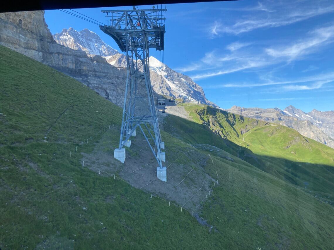 Vanuit de Eigerexpress zien we in de verte het station Eigergletscher al liggen.