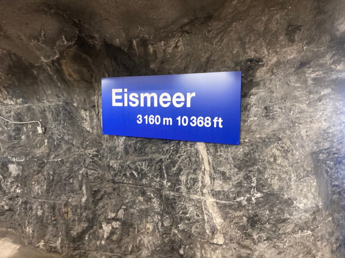 Het laatste stuk naar de Jungfraujoch gaat via een donkere tunnel maar halverwege stopt de trein bij een viewpoint.