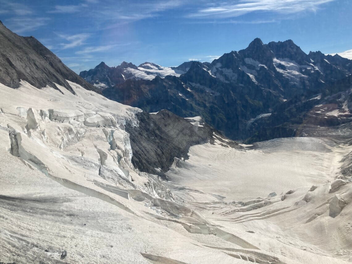 Vanachter het glas hebben we bij dit viewpoint al prachtig uitzicht op de gletsjer.