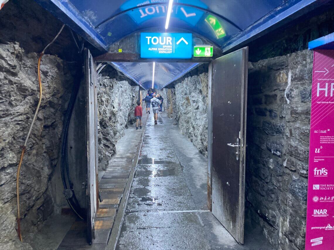 We lopen verder naar de Alpsensation via deze tunnels. 