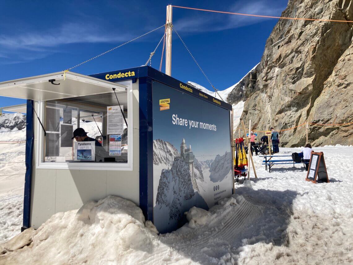 Bij de Snowfun kan je ook wat eten of een snack kopen en tickets voor de zipline.