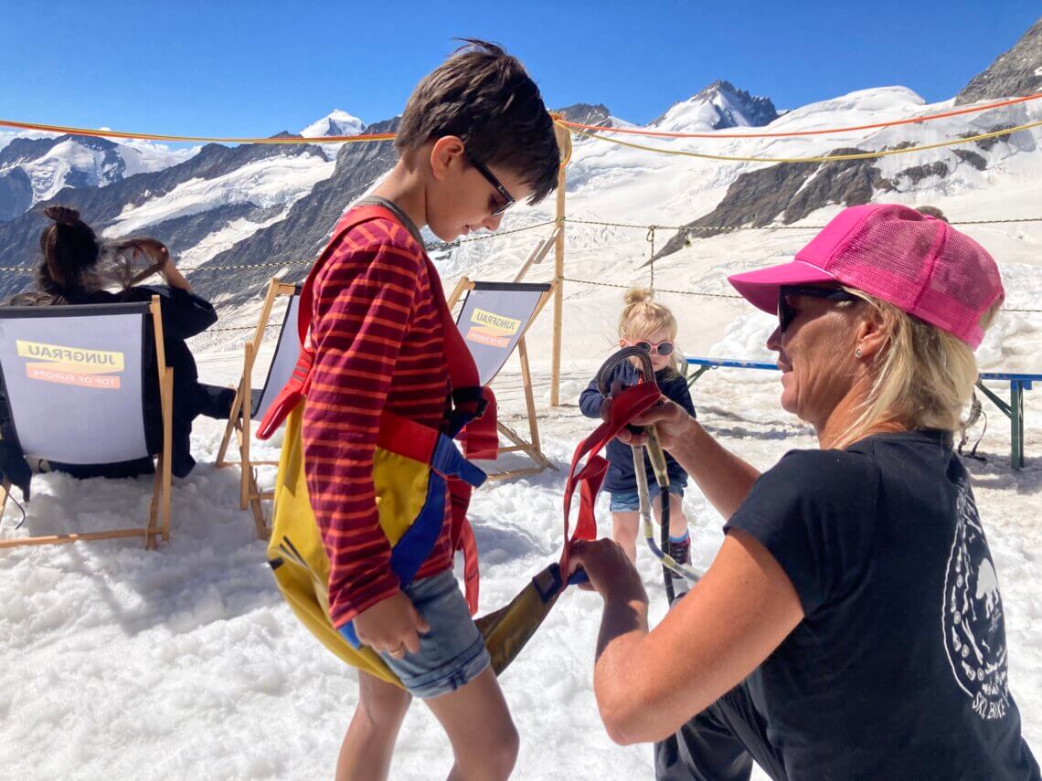 Naar de Jungfraujoch met kinderen? Een extra gave activiteit is de zipline bij de Snowfun. 