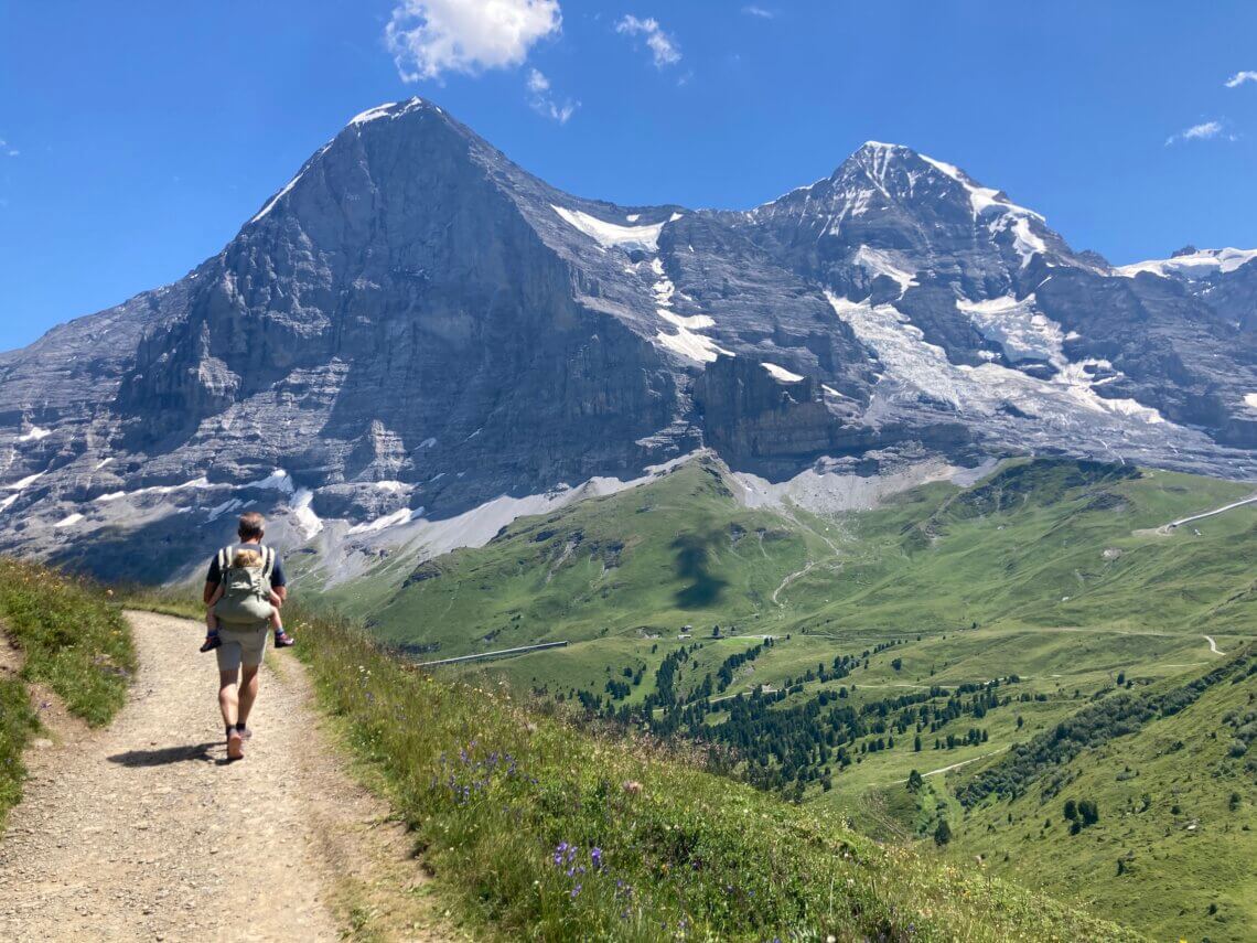 Als we de bocht omgaan hebben we weer prachtig uitzicht op de Jungfrau, Mönch en Eiger.