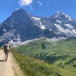 Als we de bocht omgaan hebben we weer prachtig uitzicht op de Jungfrau, Mönch en Eiger.