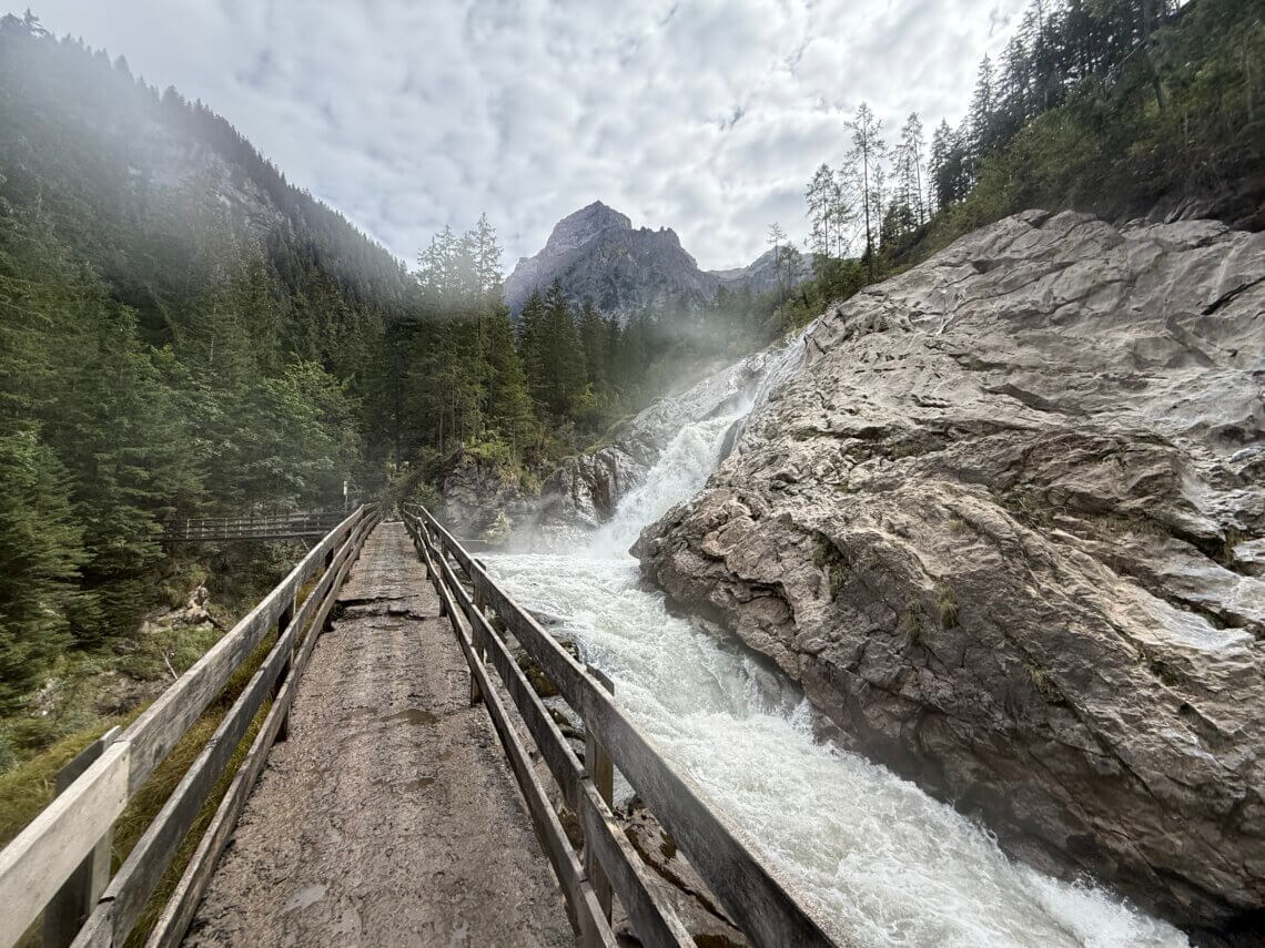 Het kolkende water bij Siebe Brunne bij Lenk in Zwitserland.