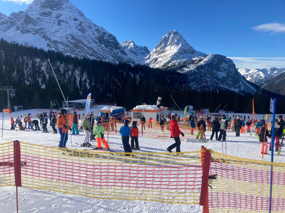Skigebied Ehrwald heeft een fijne skischool met kinderopvang bij de Ehrwalder Alm