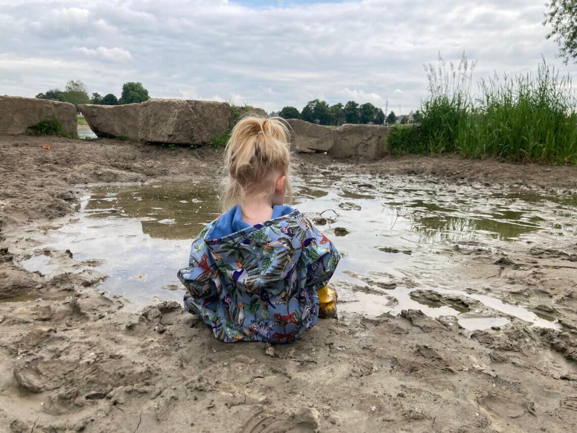 Heerlijk zitten op de vieze of koude grond, met de IELM shoftshell blijft je kindje heerlijk droog en warm.