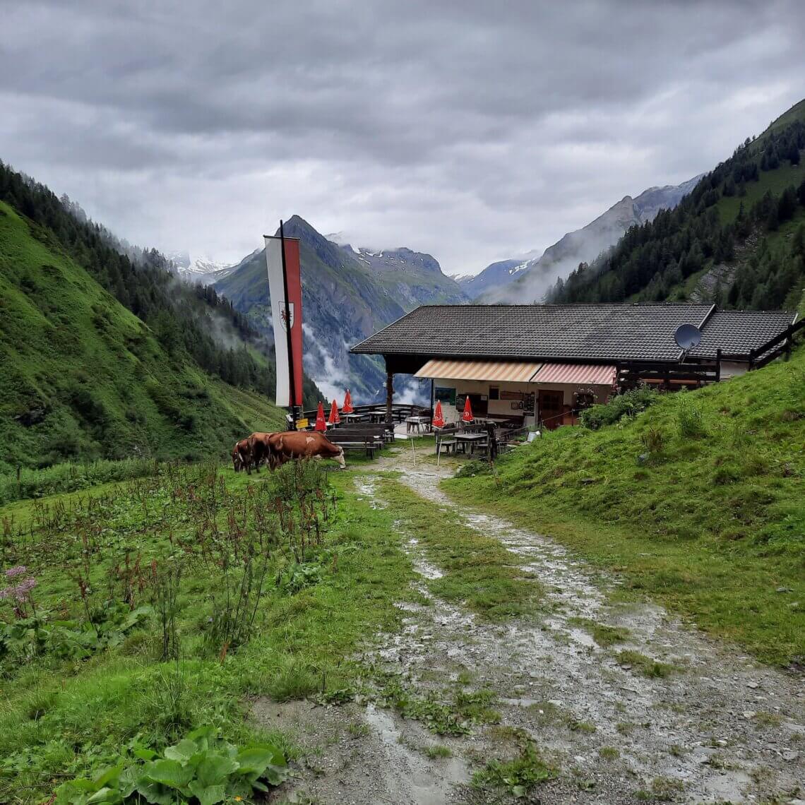 Daar ligt de Lasnitzenhütte, onze eerste overnachting van onze huttentocht in het Virgental in Oostenrijk.