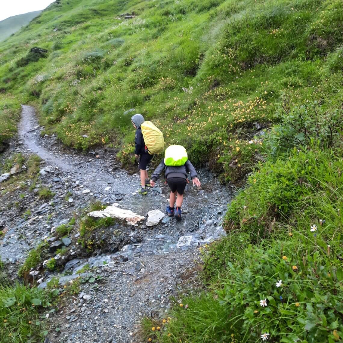 Springen over de waterstroompjes