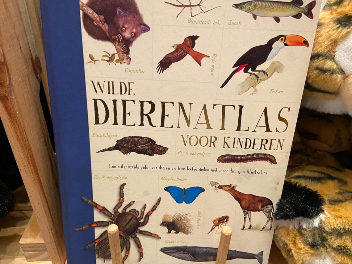 Wilde Dierenatlas is echt een super leuk boek voor kleine dierenvrienden. 