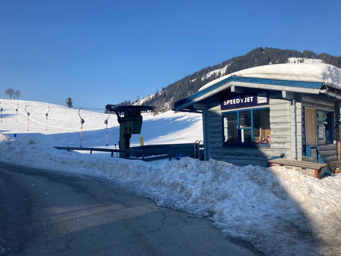 Meteen naast het hotel is een kleine oefenpiste met sleeplift, ideaal om nog even te oefenen of te sleeën.