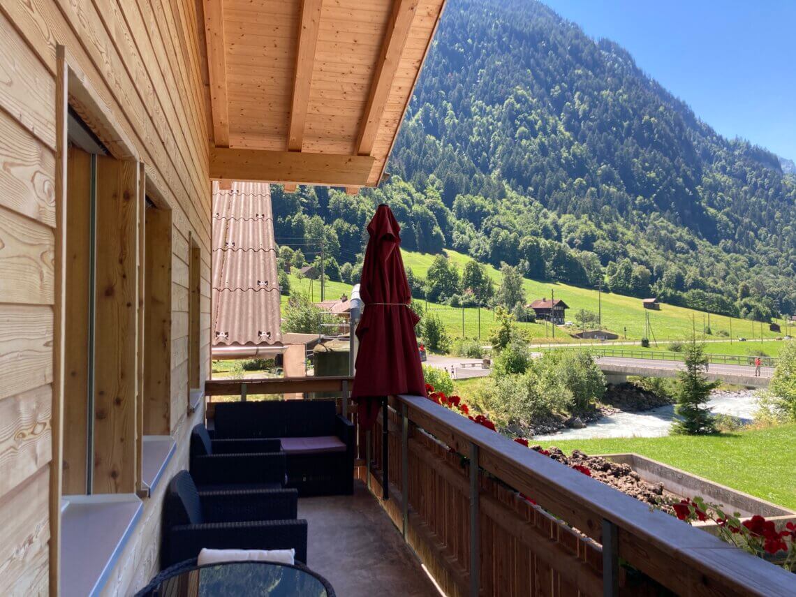 Het appartement nabij Grindelwald heeft een ruim balkon.