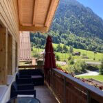 Het appartement nabij Grindelwald heeft een ruim balkon.