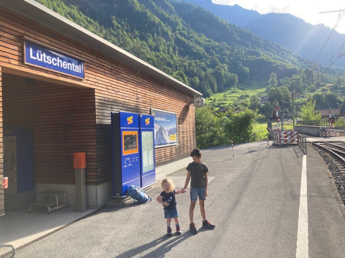 Chalet Wetterhorn ligt ook vlak bij het treinstation, je auto kan je laten staan! 