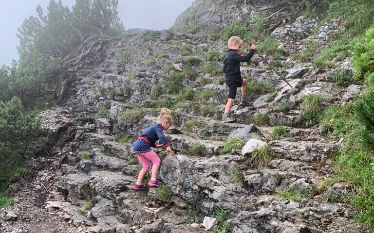 Wandelen in de bergen vinden onze kinderen alles behalve saai! 