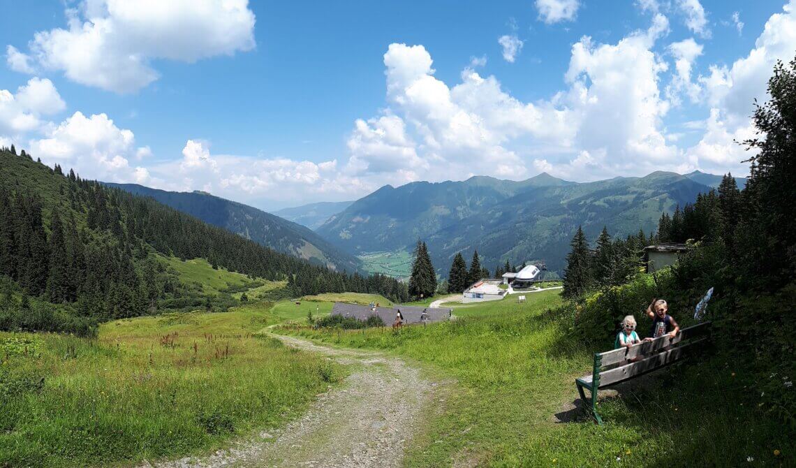 Naar Ausseerland met kinderen? Breng dan ook zeker een bezoek aan Donnersbachwald Riesneralm, hier kan je schat zoeken en zwemmen.