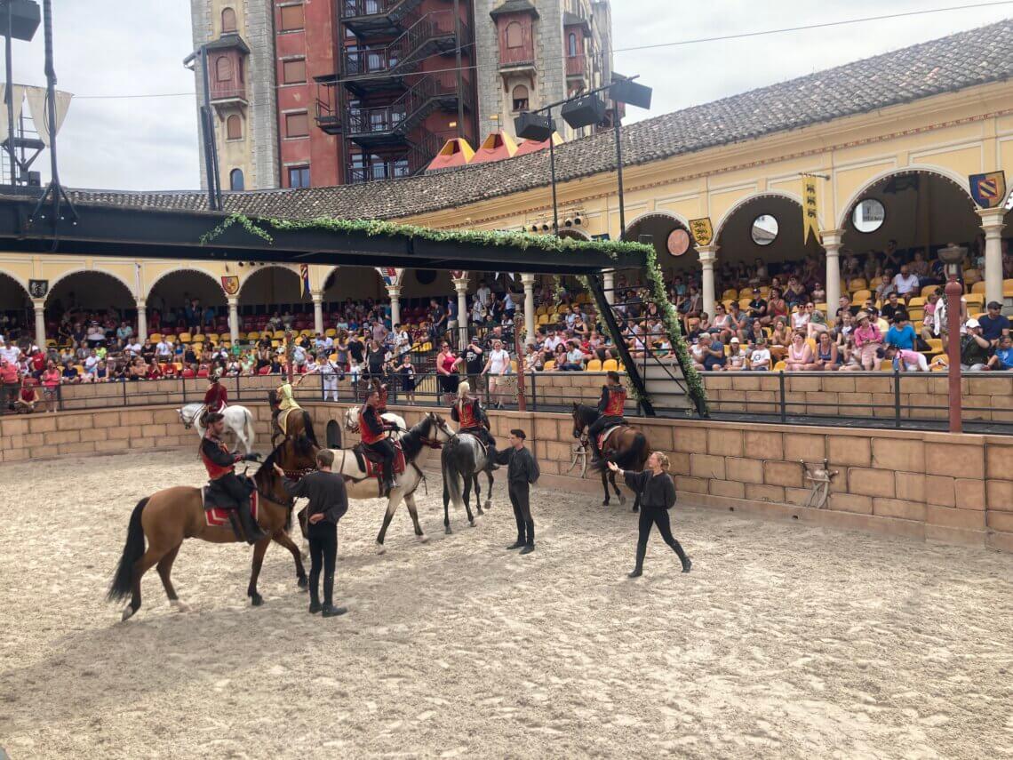 Ga je naar Europa-Park met kinderen, bezoek dan ook zeker een van de vele shows, zoals deze in de Spaanse Arena.