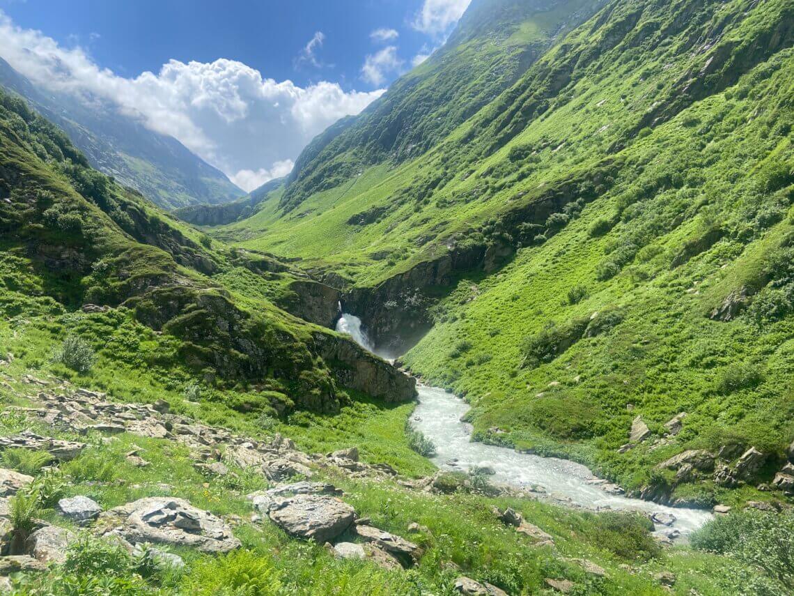 Het eerste stuk vanaf de Hinterbalmhütte naar de Cavadirashütte gaat door een prachtige groene vallei. 