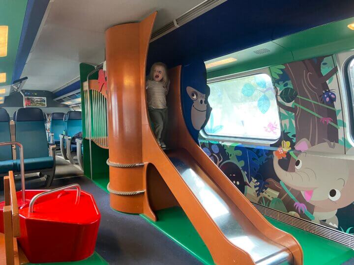 Hoe cool, in de trein naar Zwitserland was er zelfs een complete speelcoupé met glijbaan!