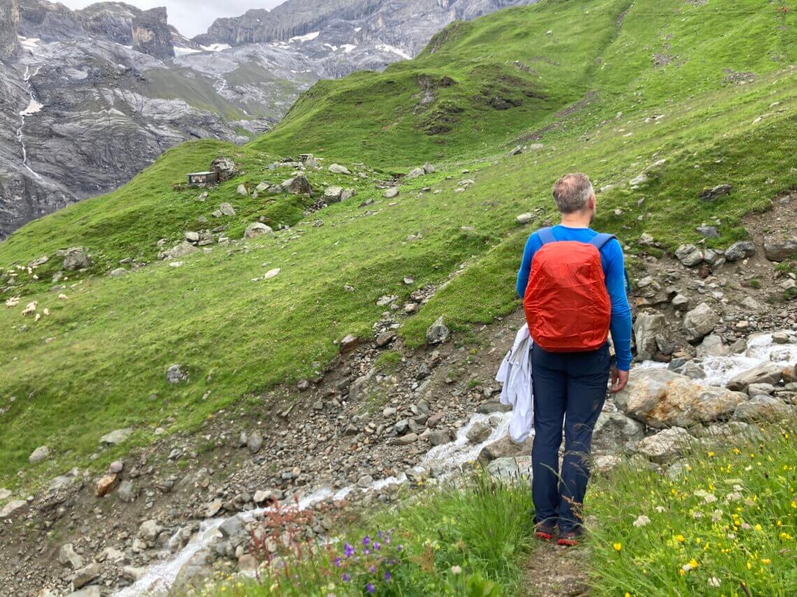 Over de groene altweides lopen we door naar de Hüfihütte.