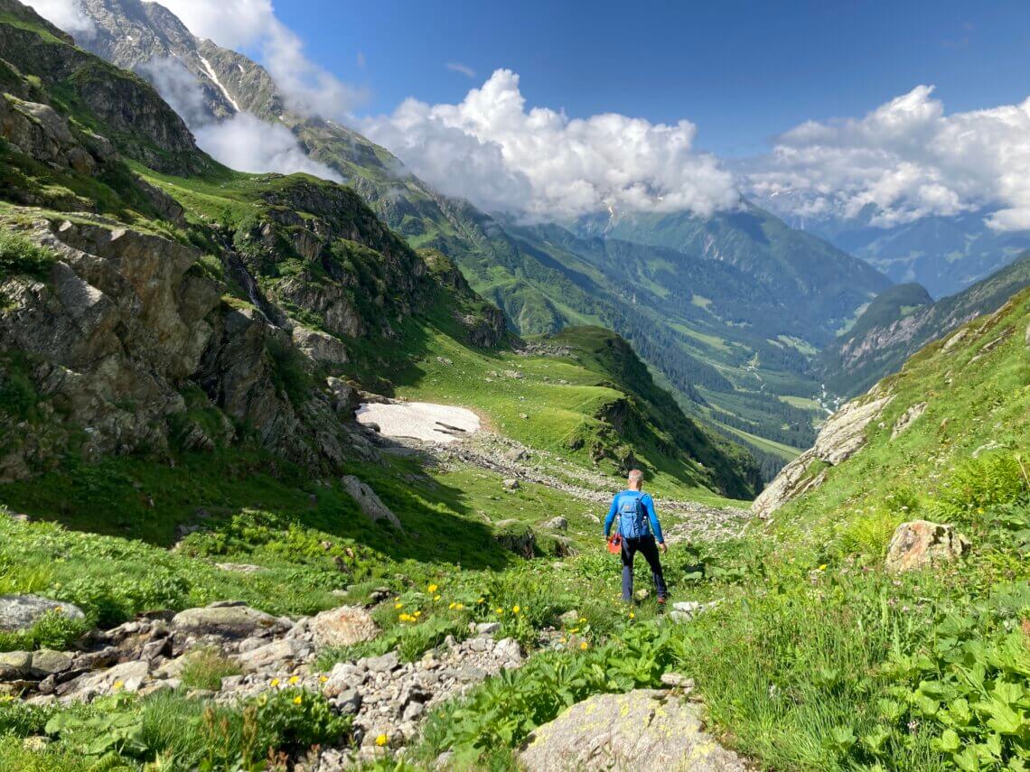 Vanaf de kam, dalen we weer af naar de Hinterbalmhutte.