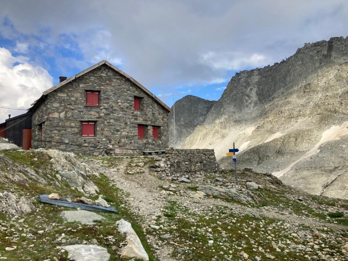 Wat een opluchting, na zo'n 7 uur wandelen komen we aan bij de Cavadirashütte.