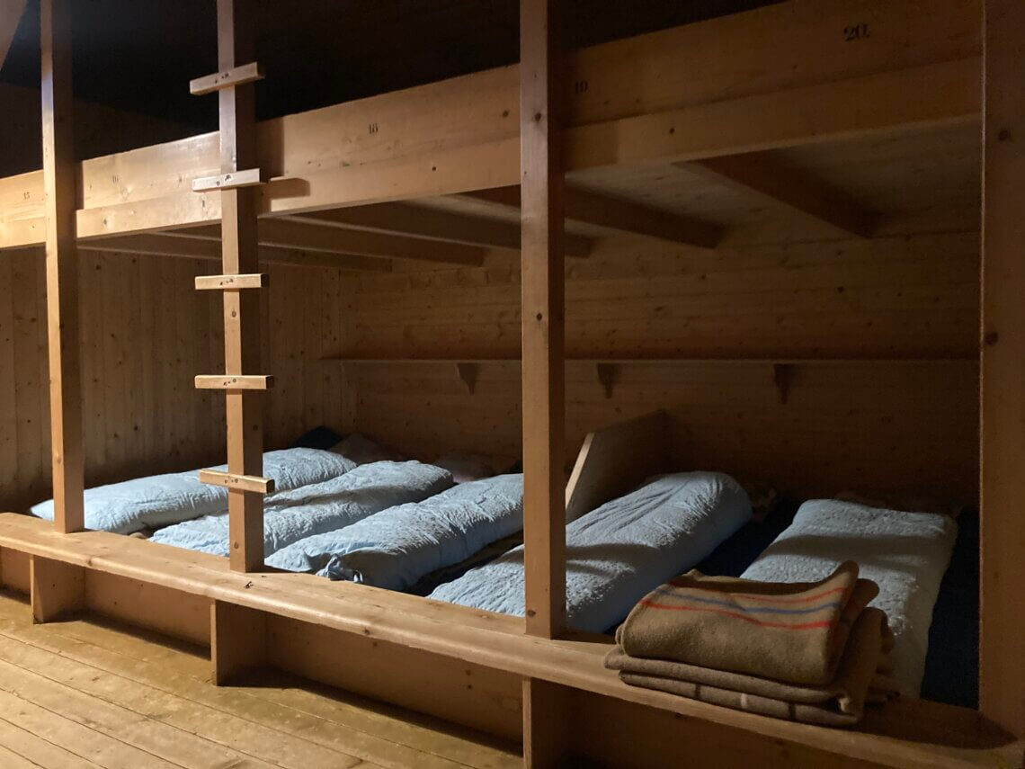 In de Cavadirashütte is één grote slaapruimte, waarin een aantal lagers zijn. 
