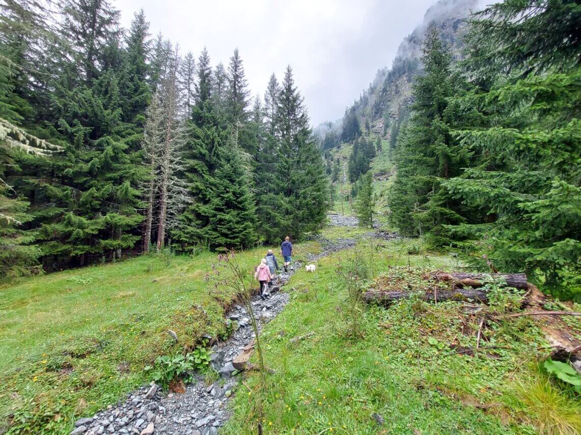 Vanuit het Göriacher Hüttendorf wandelen we omhoog naar een soort lawine van stenen.