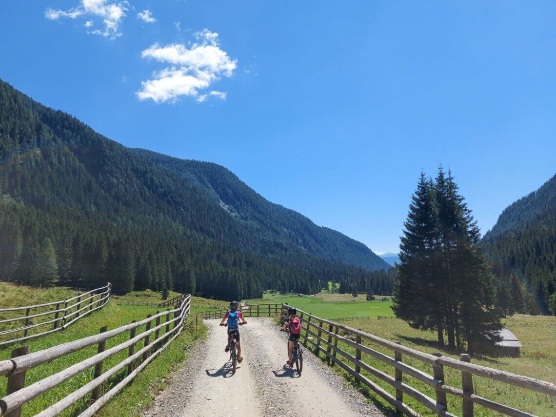 Vanuit onze hut in het Göriacher Hüttendorf kan je prachtig wandelen en mountainbiken.