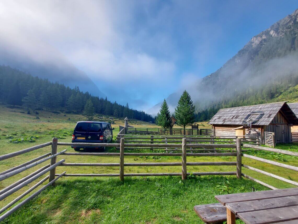 Goedemorgen vanuit onze hut in het Göriacher Hüttendorf.