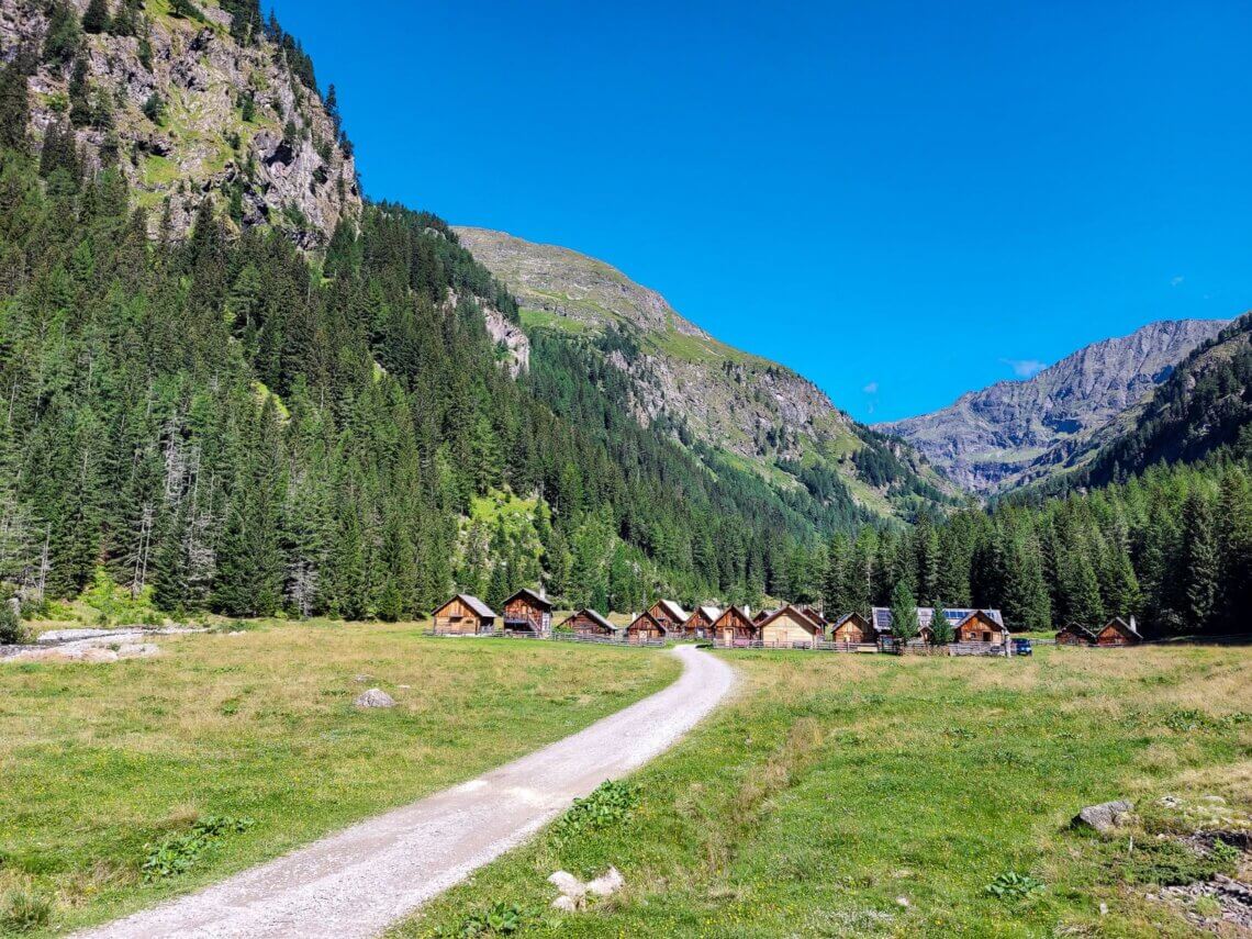 Behoorlijk afgelegen maar prachtig in de natuur ligt daar Het Göriacher Hüttendorf in Lungau in Oostenrijk.