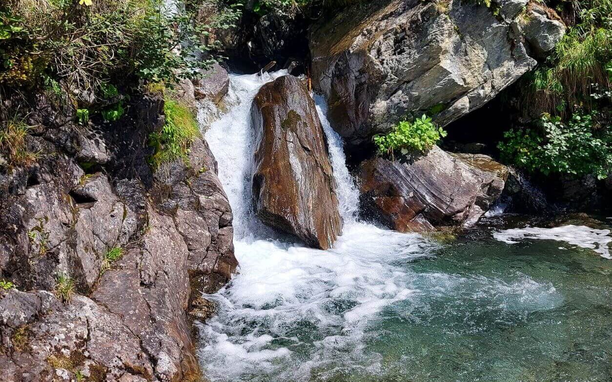 De hut heeft geen douche, voor verfrissing gaan we naar een beekje of waterval.