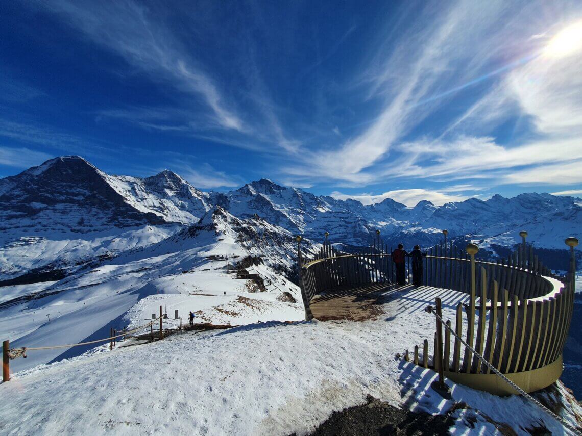 Vanaf het bergstation Männlichen lopen we naar het uitzichtsplatform op ongeveer een half uurtje wandelen.