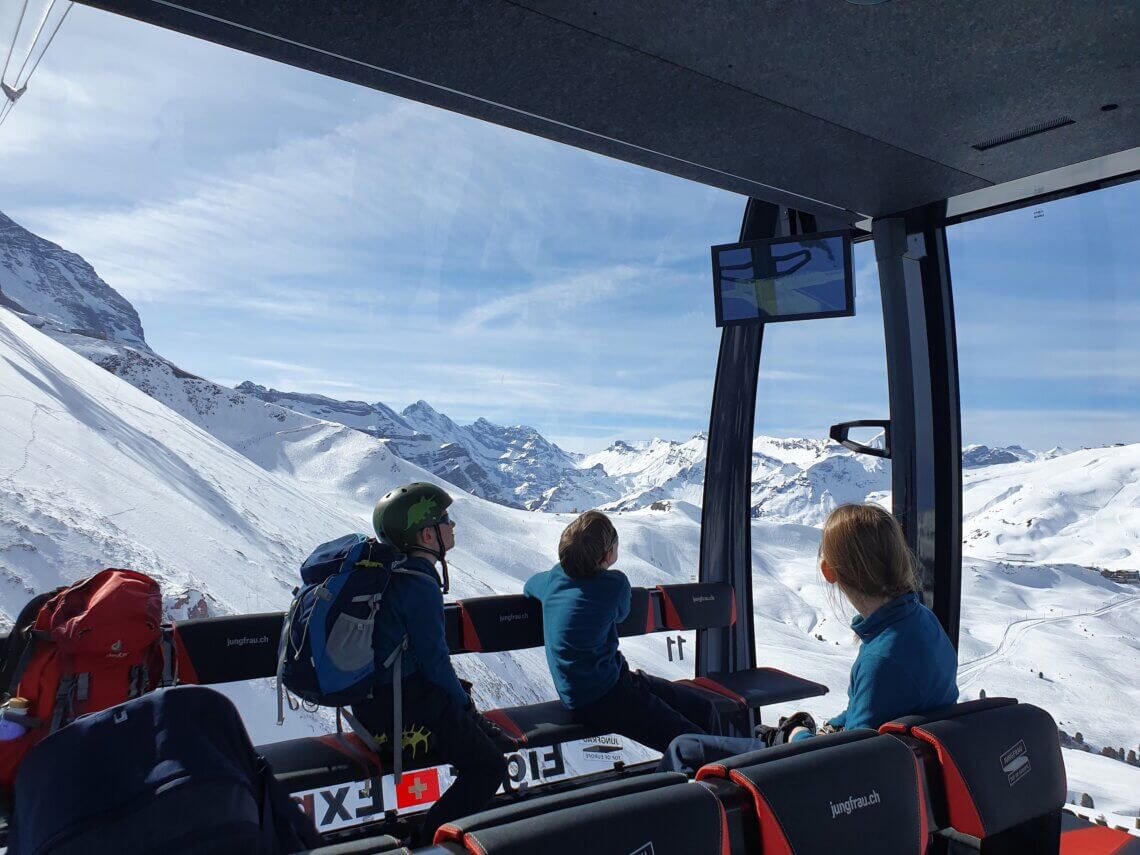 De Eiger express brengt ons weer omhoog en vanaf het bergstation nemen we de trein naar de Kleine Scheidegg.