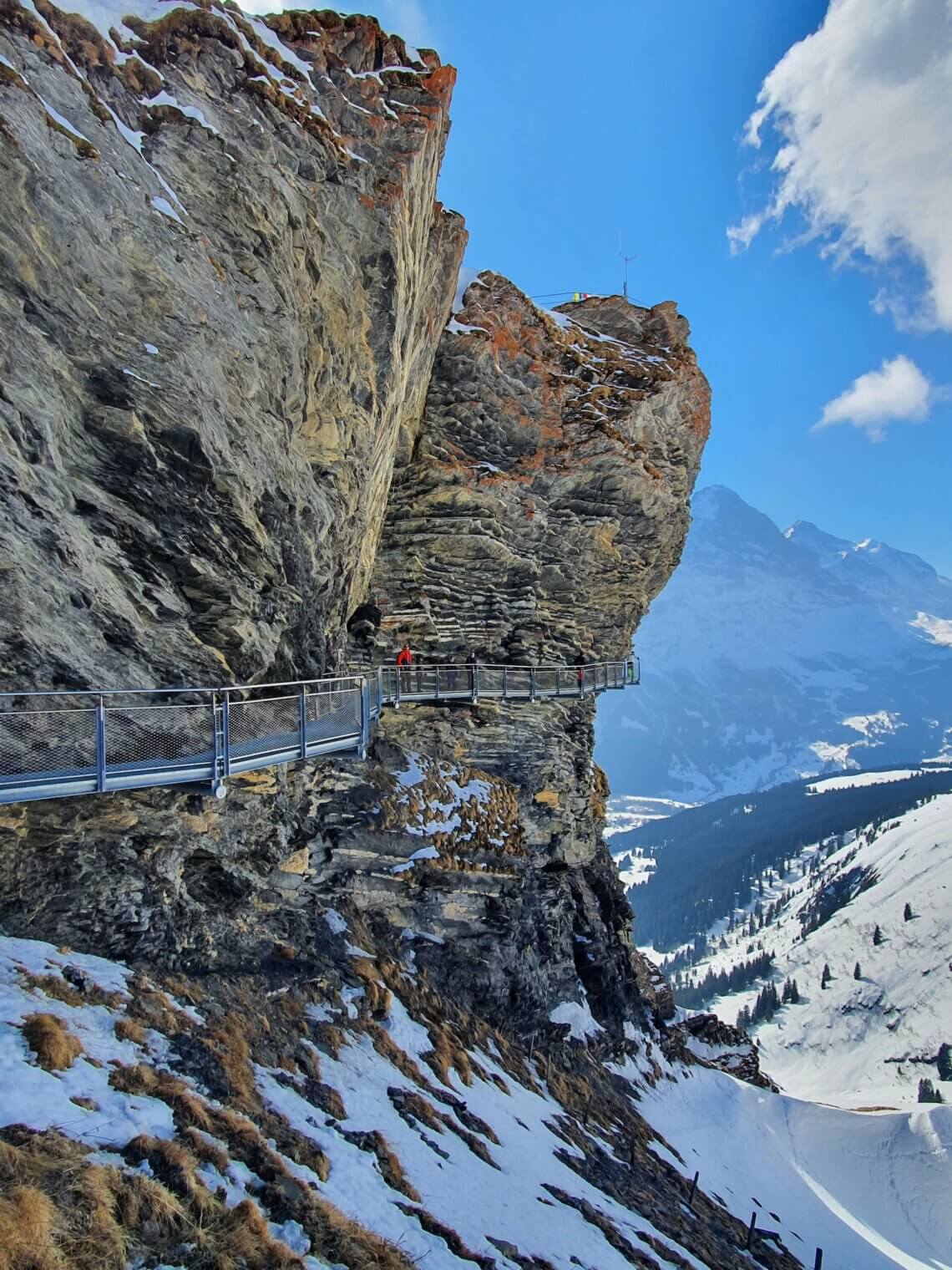 Bij het bergstation First doen we de Cliff walk. 