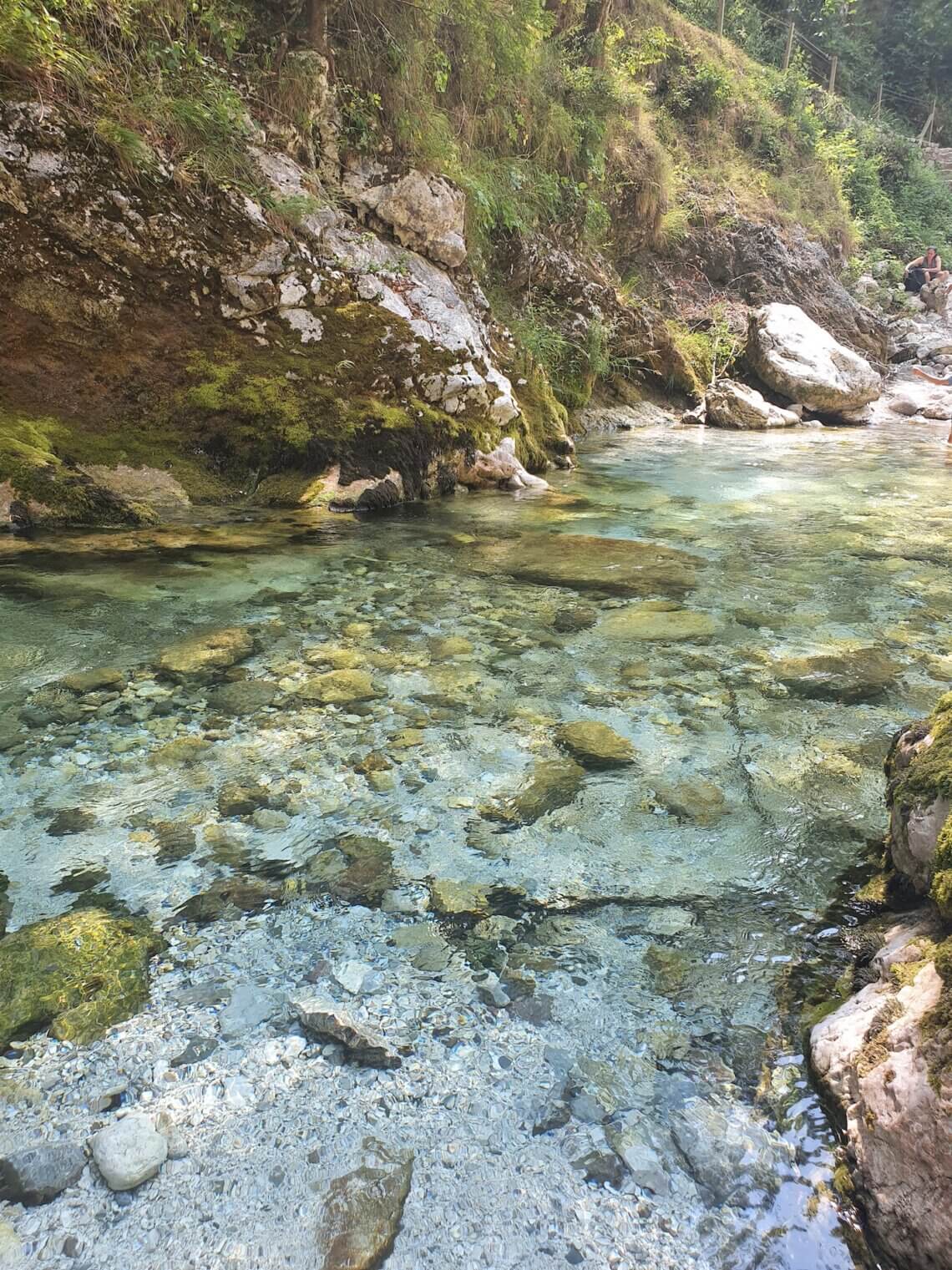 Het prachtige heldere water van de Tolmin Gorges.