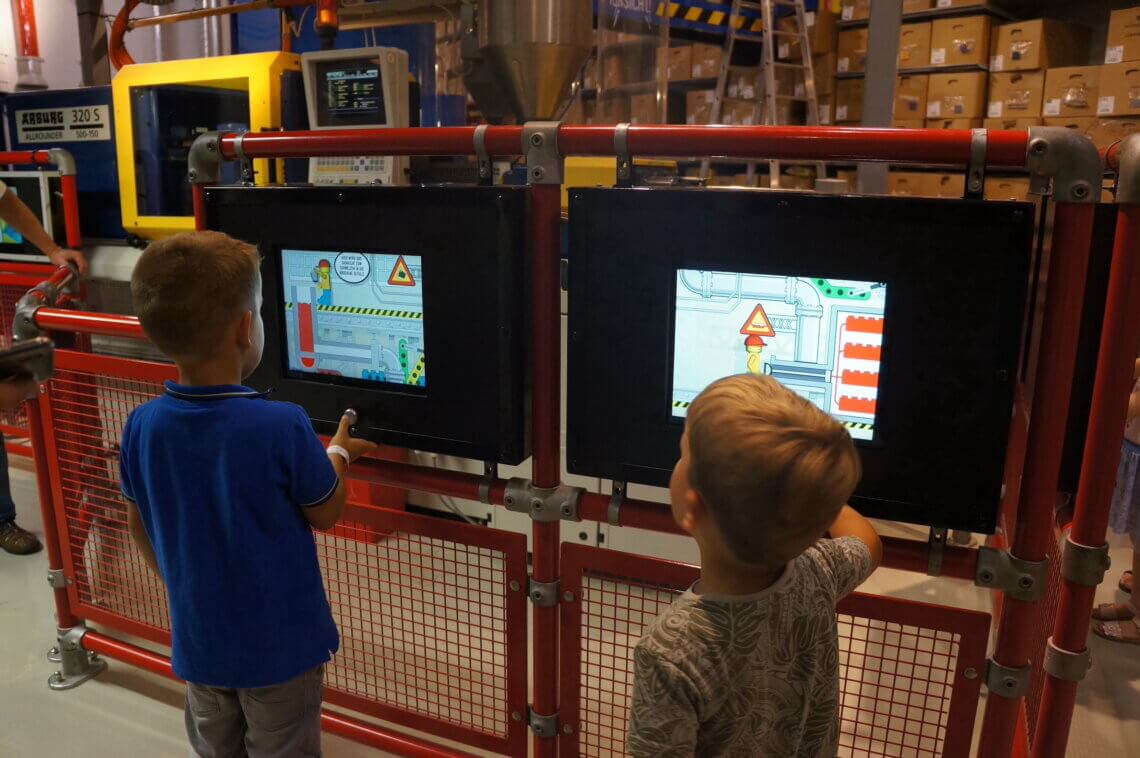 Op een interactieve manier wordt uitgelegd hoe lego wordt gemaakt.